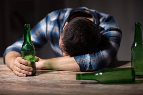 Lunatykowanie po alkoholu: Jak pomóc bliskim?