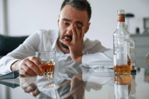 Manipulacje niepijącego alkoholika: Jak sobie z nimi radzić?